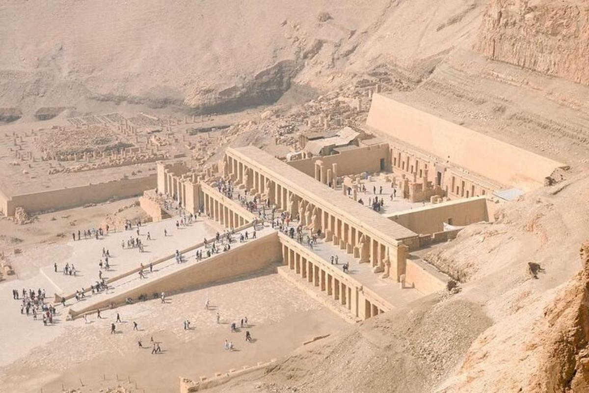 Una vista aérea del templo de Hathor en el desierto.