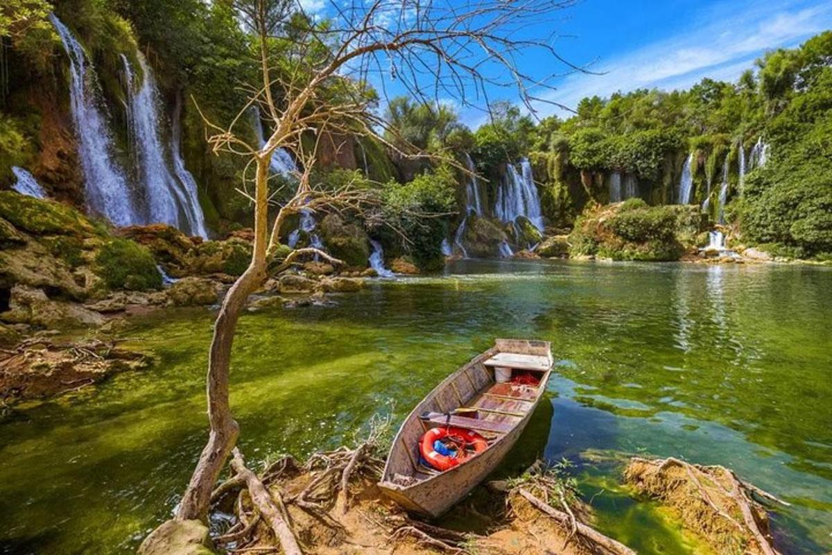 bot di dalam air berhampiran air terjun