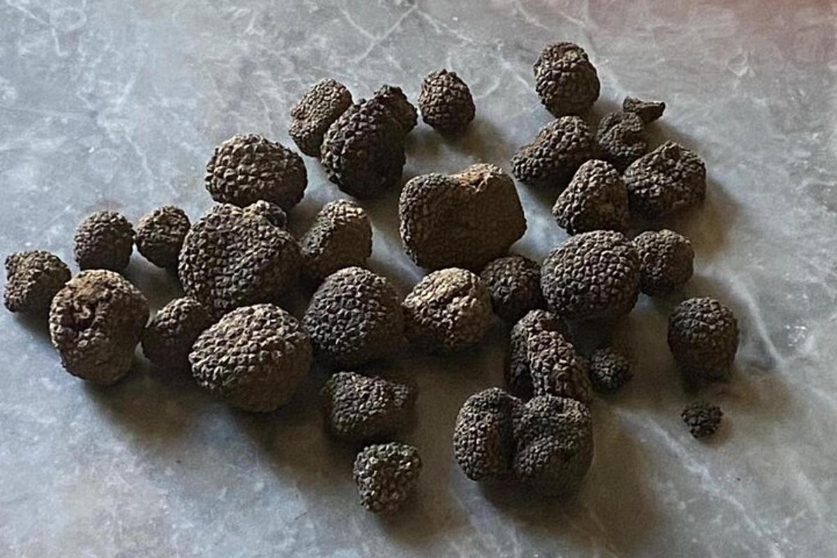 Una pila de trufas cubiertas de chocolate sobre una mesa
