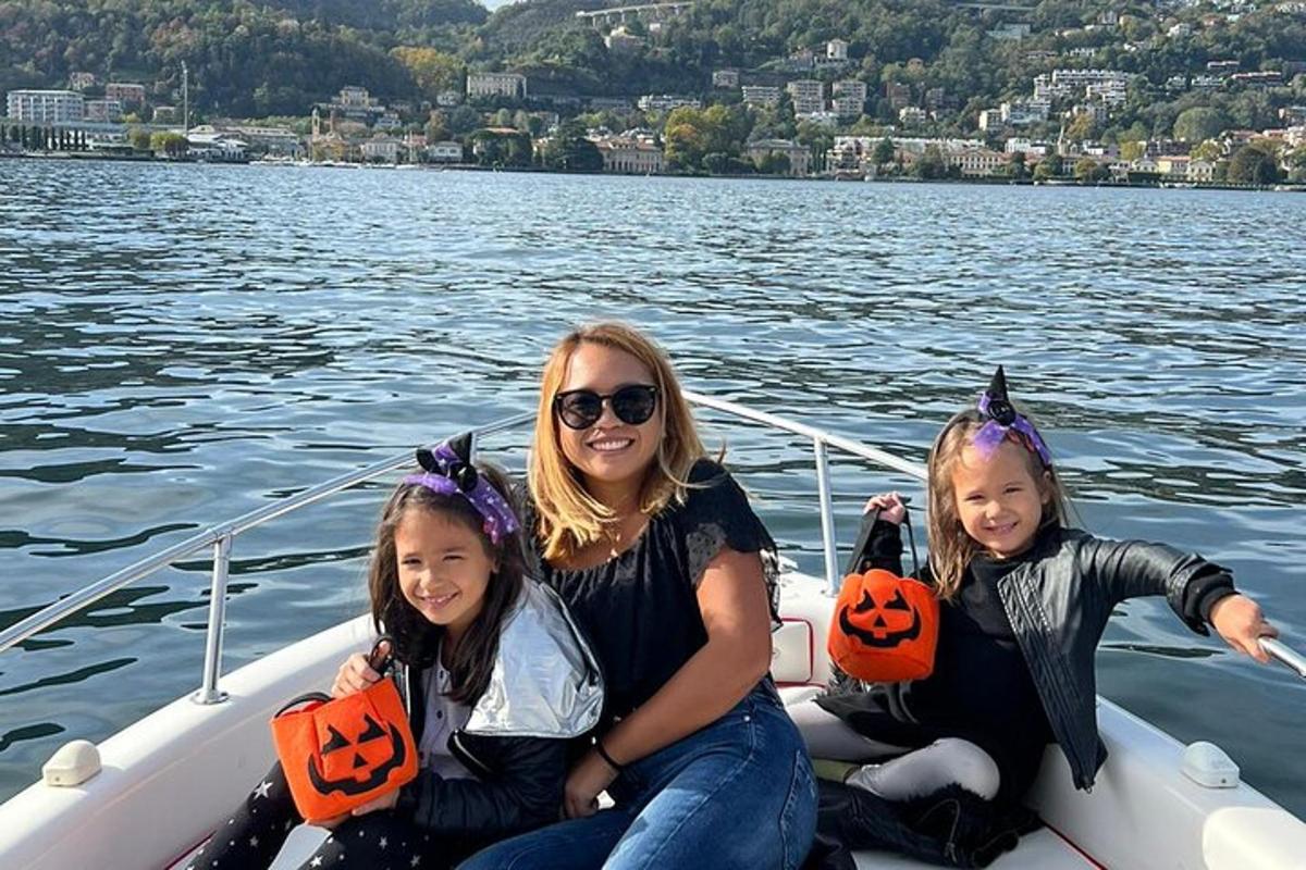 una donna e due ragazze sedute su una barca in acqua