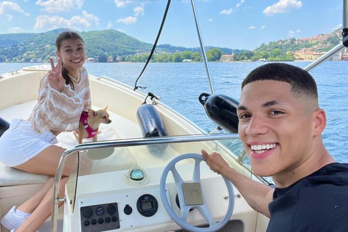 um homem e uma menina em um barco com um cachorro