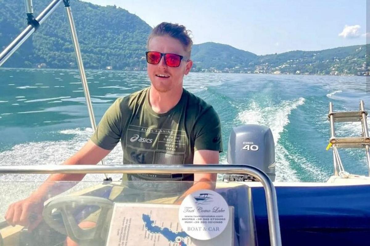 um homem sentado em um barco na água
