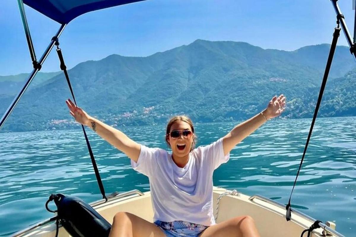 isang babaeng nakaupo sa isang bangka sa tubig