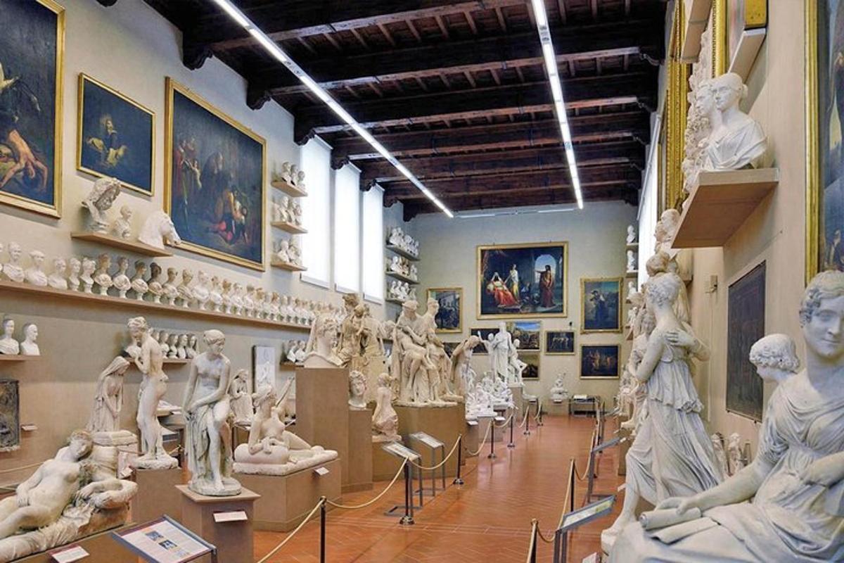una sala plena de moltes estàtues en un museu