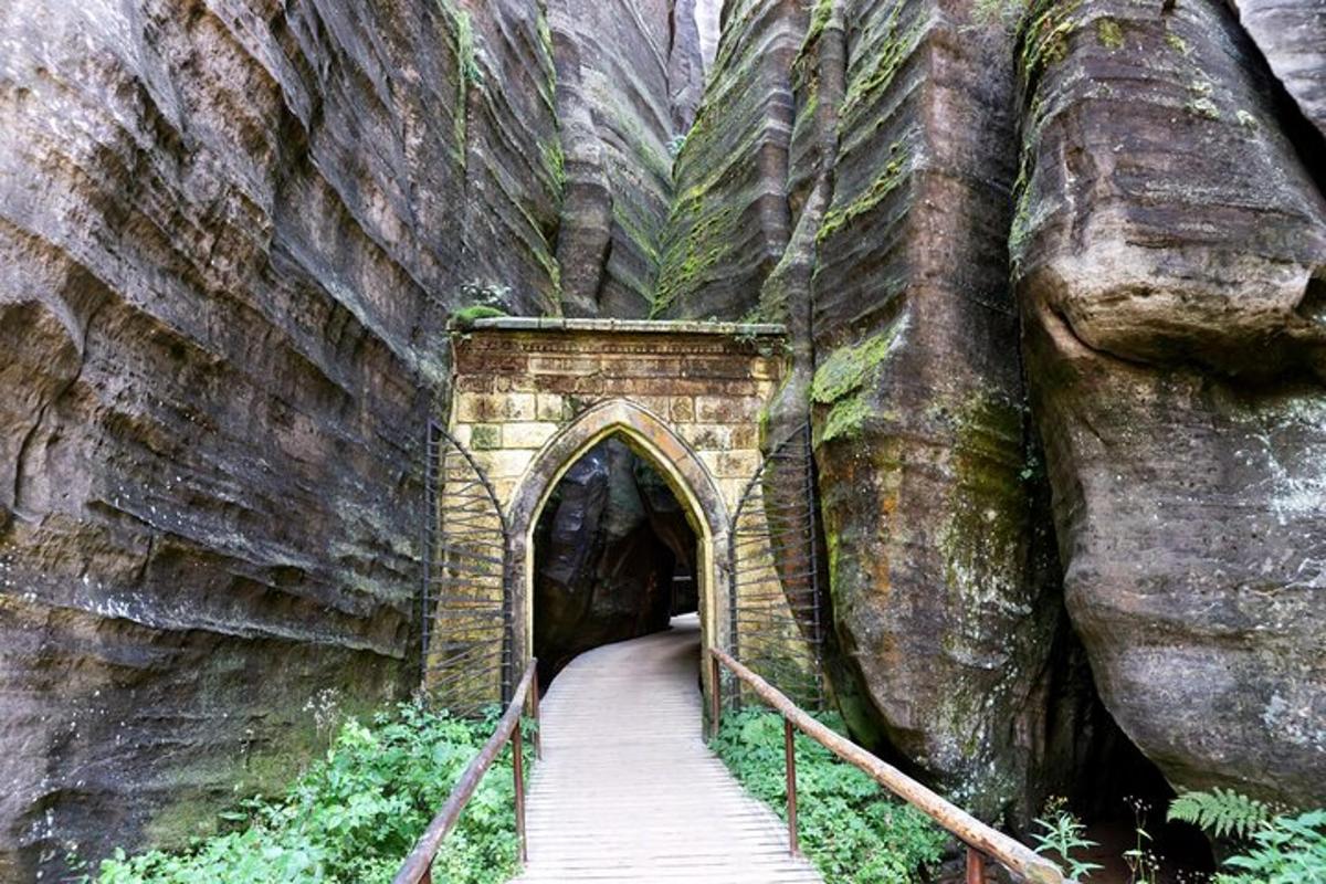 tunel v boku skalní stěny
