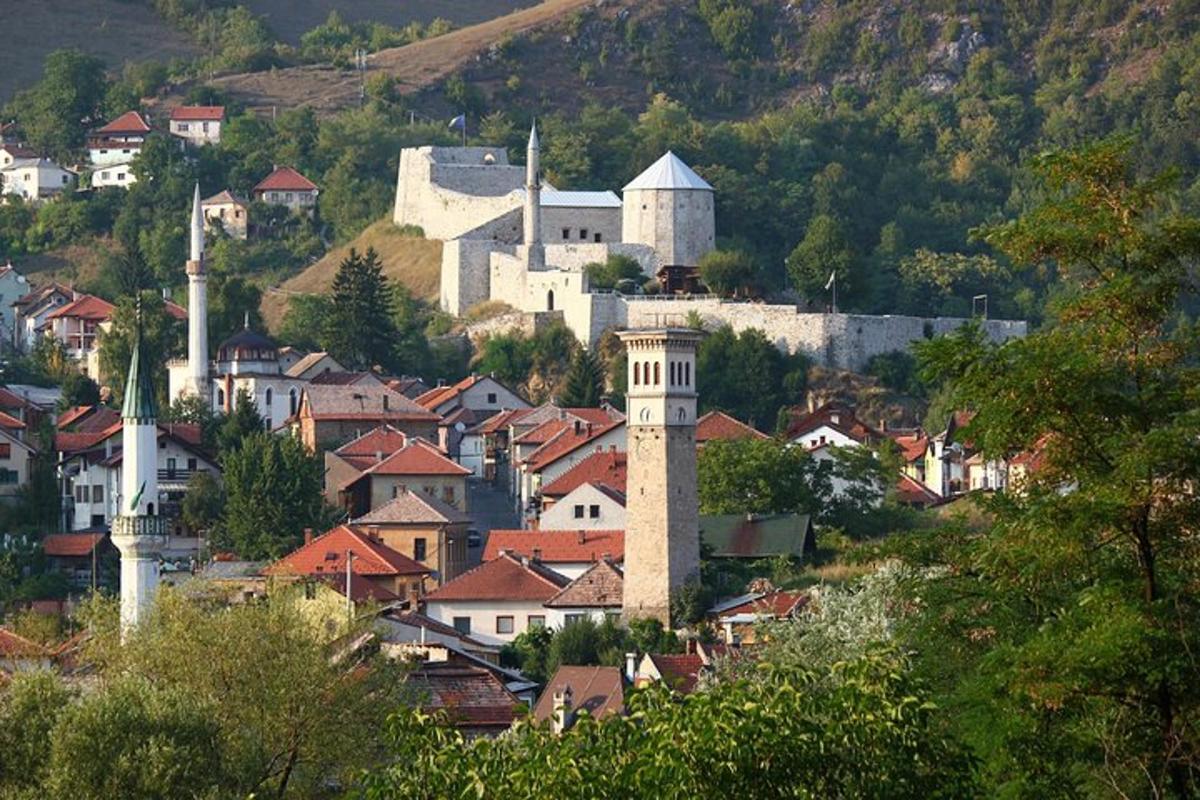 majhno mesto z urnim stolpom na hribu