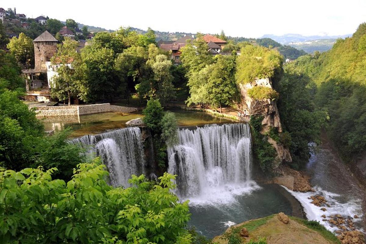 air terjun di tengah-tengah sungai