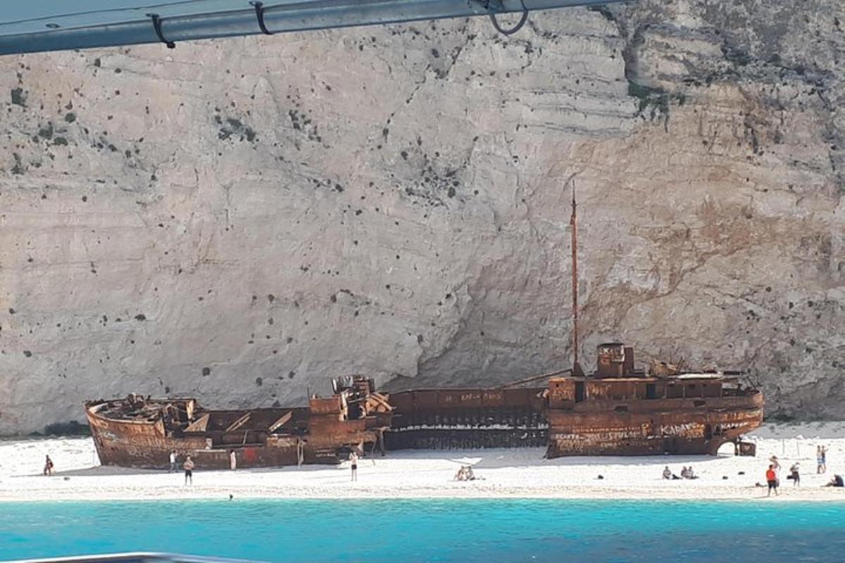 Δύο παλιά πλοία που κάθονται στην παραλία δίπλα σε ένα βουνό