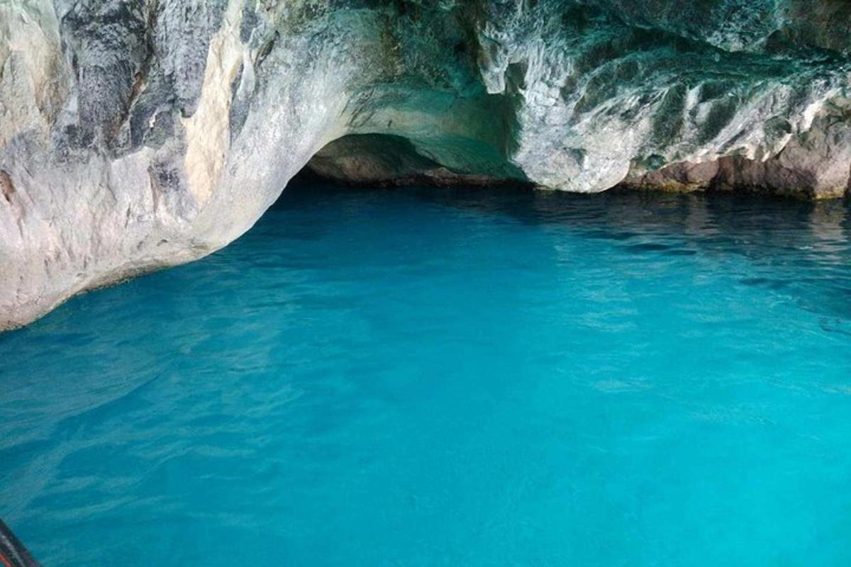 μια μεγάλη σπηλιά με γαλάζια νερά μέσα