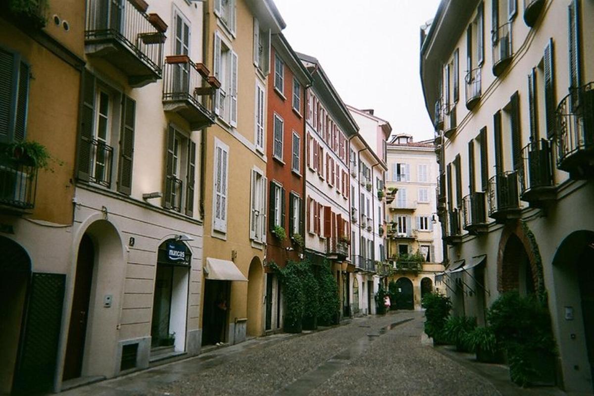 uma rua vazia em uma cidade com prédios