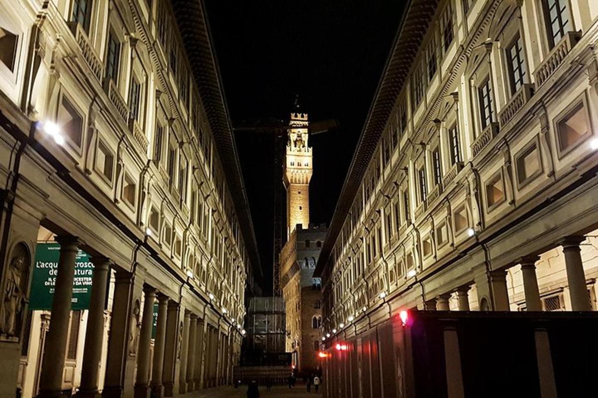 un gran edifici amb una torre de rellotge a la nit