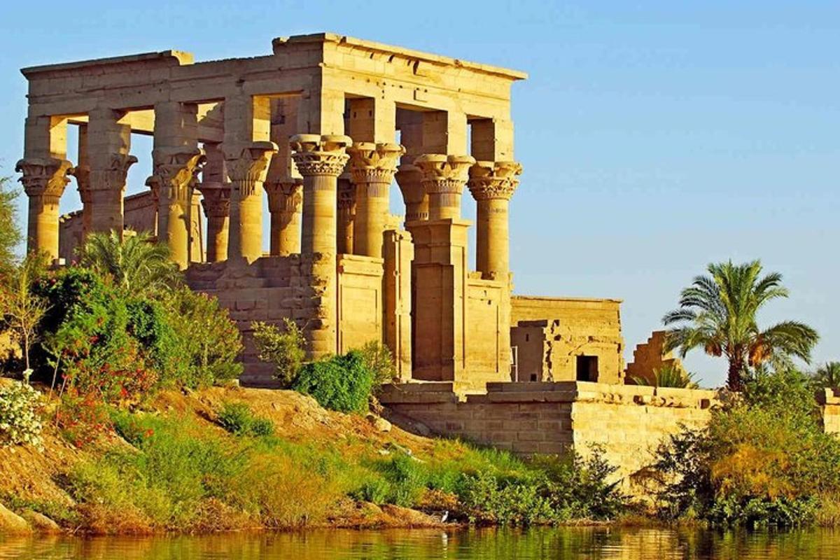 un edifici en un turó al costat d'una massa d'aigua