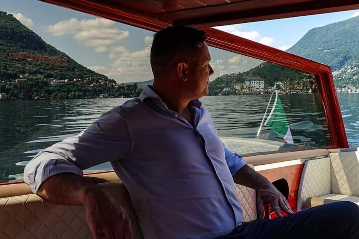 un uomo seduto su una barca sull'acqua