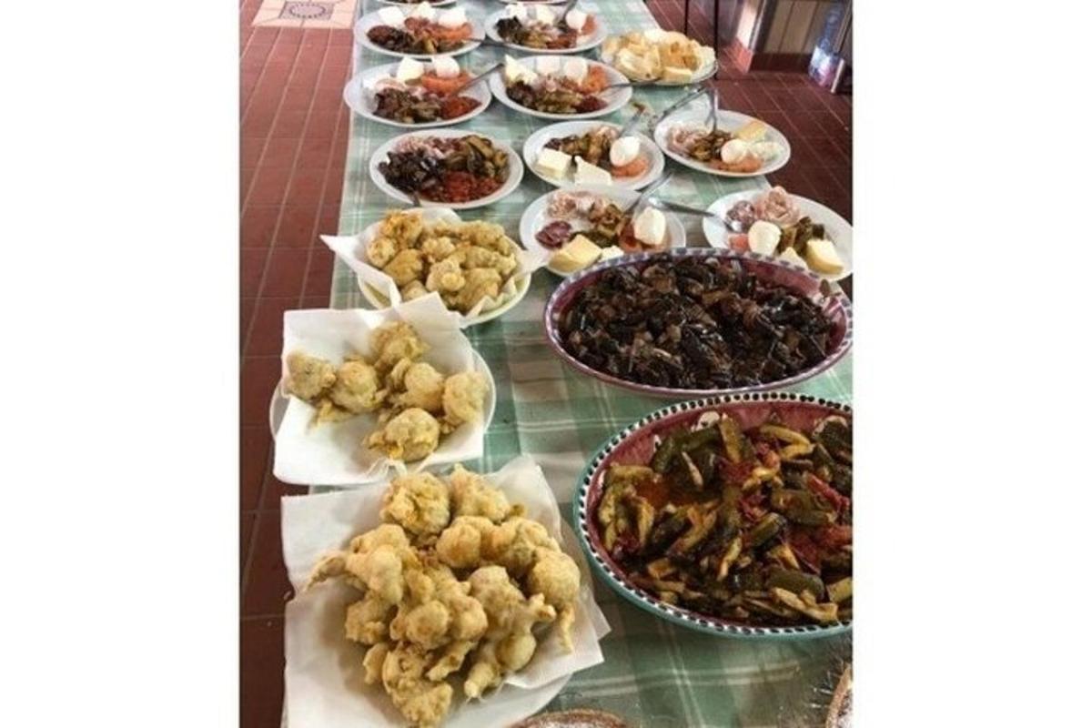 egy asztal, amin sokféle étel van