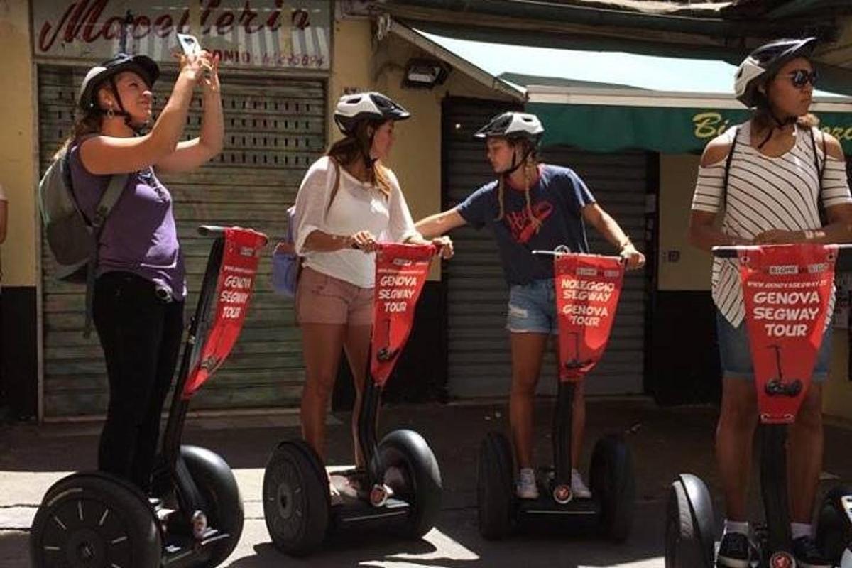 un gruppo di persone che guidano dei segift su una strada