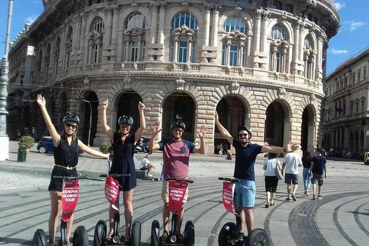 un gruppo di bambini che pedalano su seggiolini davanti a un edificio