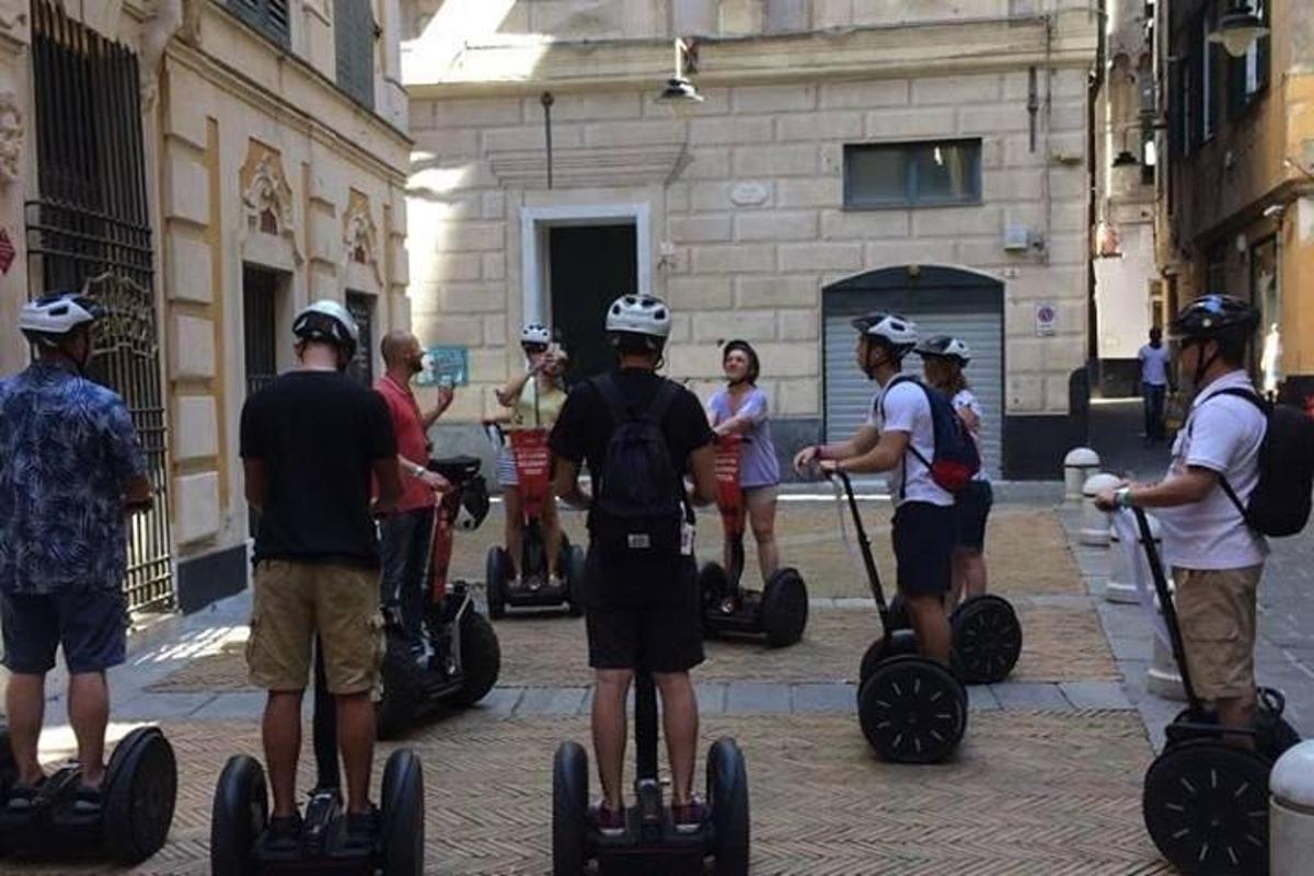 un gruppo di persone sta viaggiando su segway