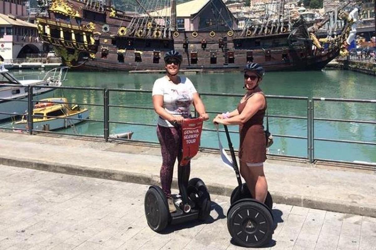 Ένας άντρας και μια γυναίκα σε ένα segway δίπλα σε ένα πλοίο