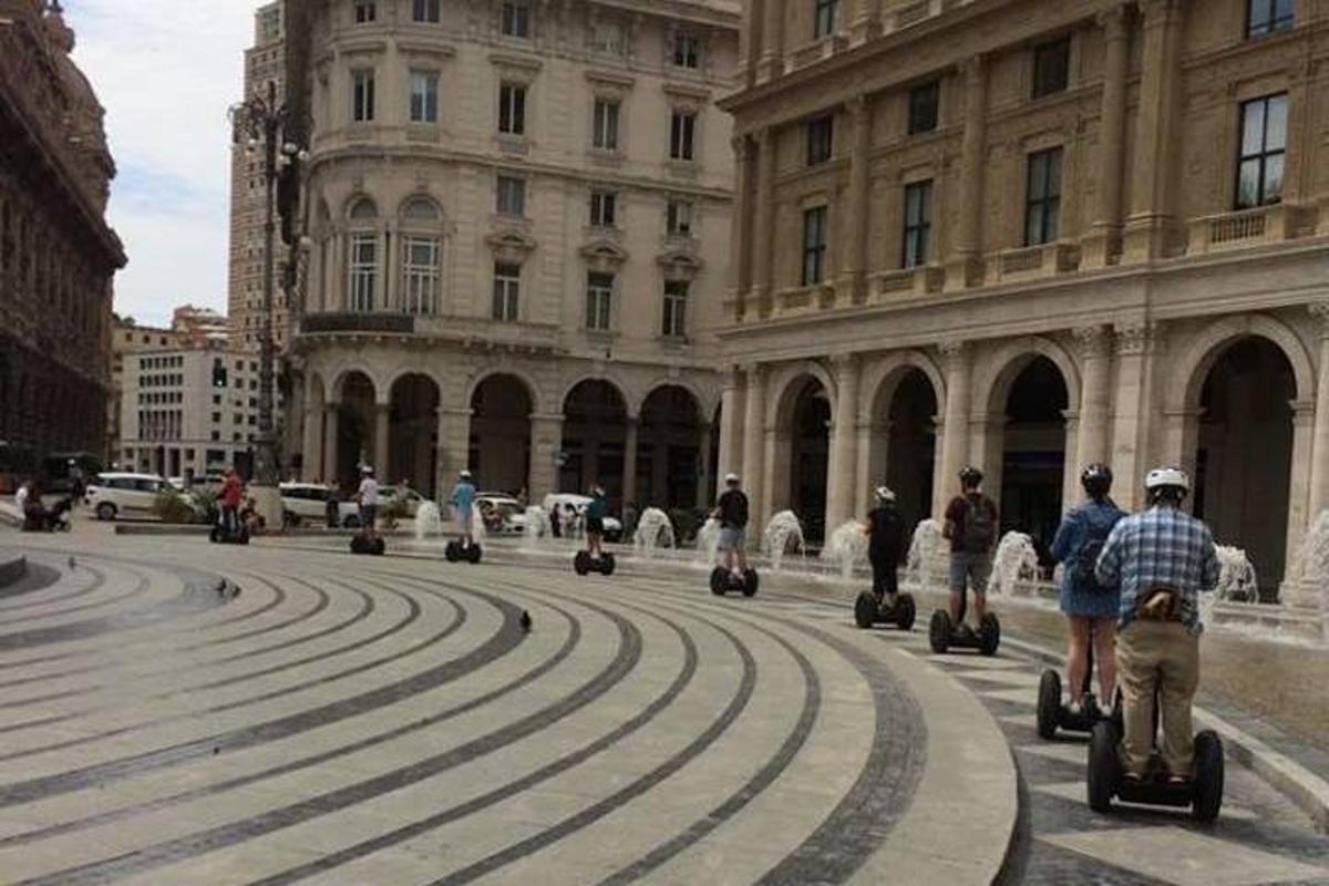 un gruppo di persone che percorrono una strada su dei seg cart