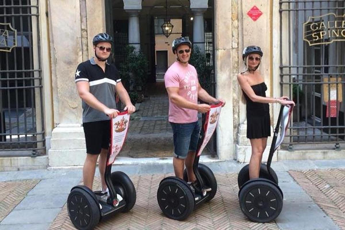 un gruppo di tre persone in piedi su scooter