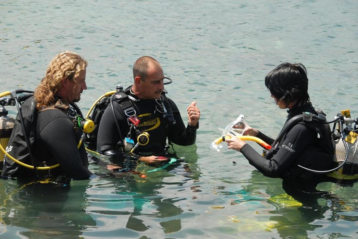 un grupo de tres personas en el agua