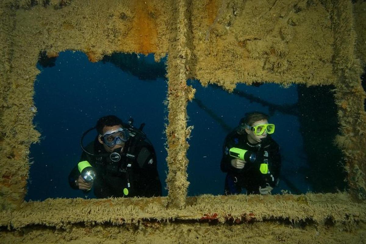 Dos personas con equipo de buceo en el agua