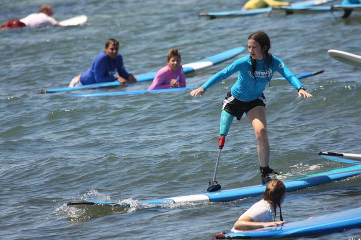 Un grupo de personas en tablas de surf en el agua.