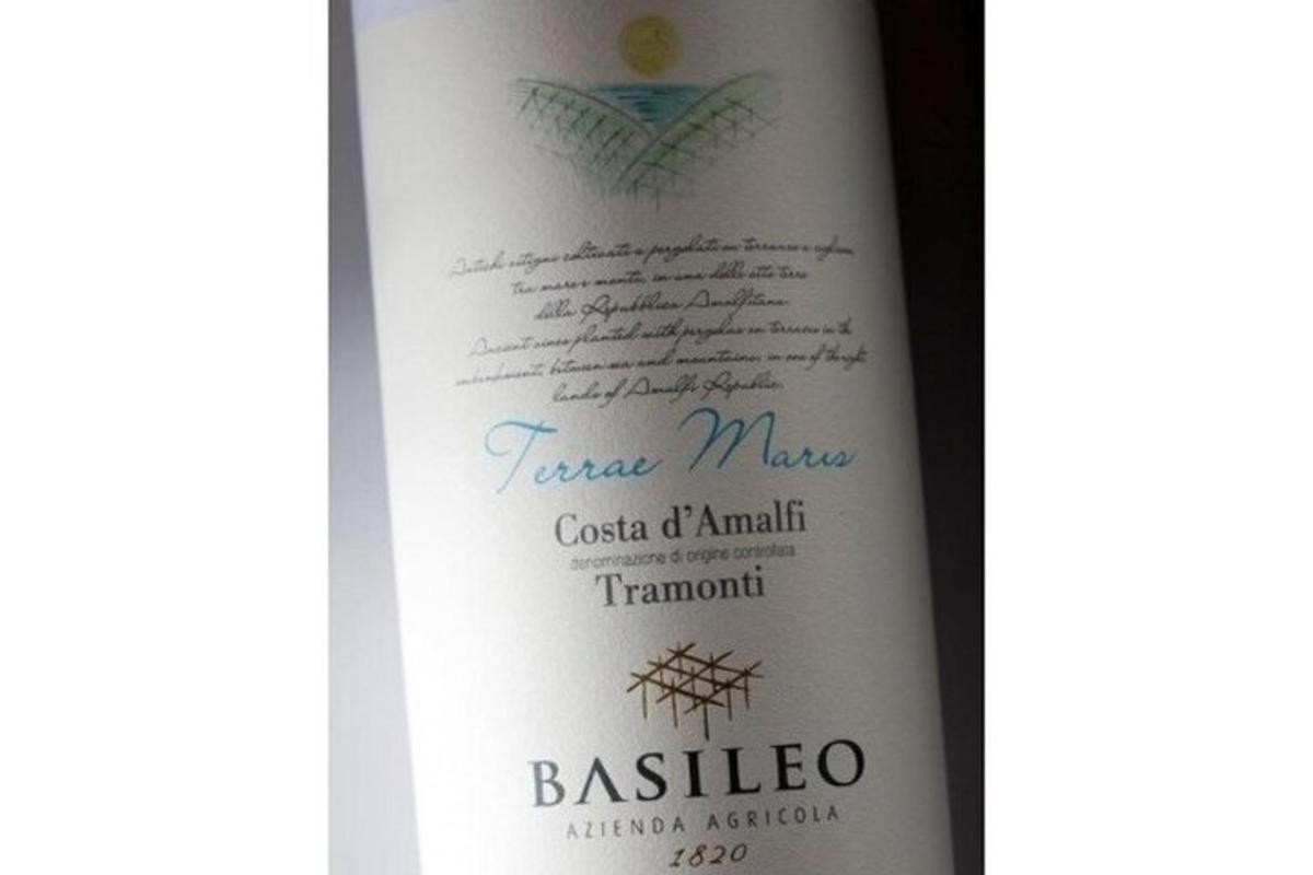 una bottiglia di vino baselico con etichetta