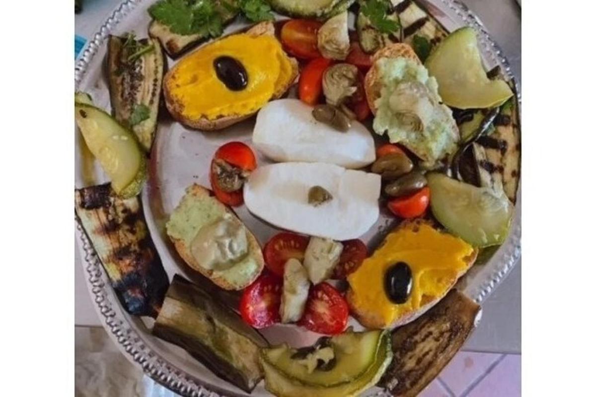 un piatto di cibo con frutta e verdura sopra