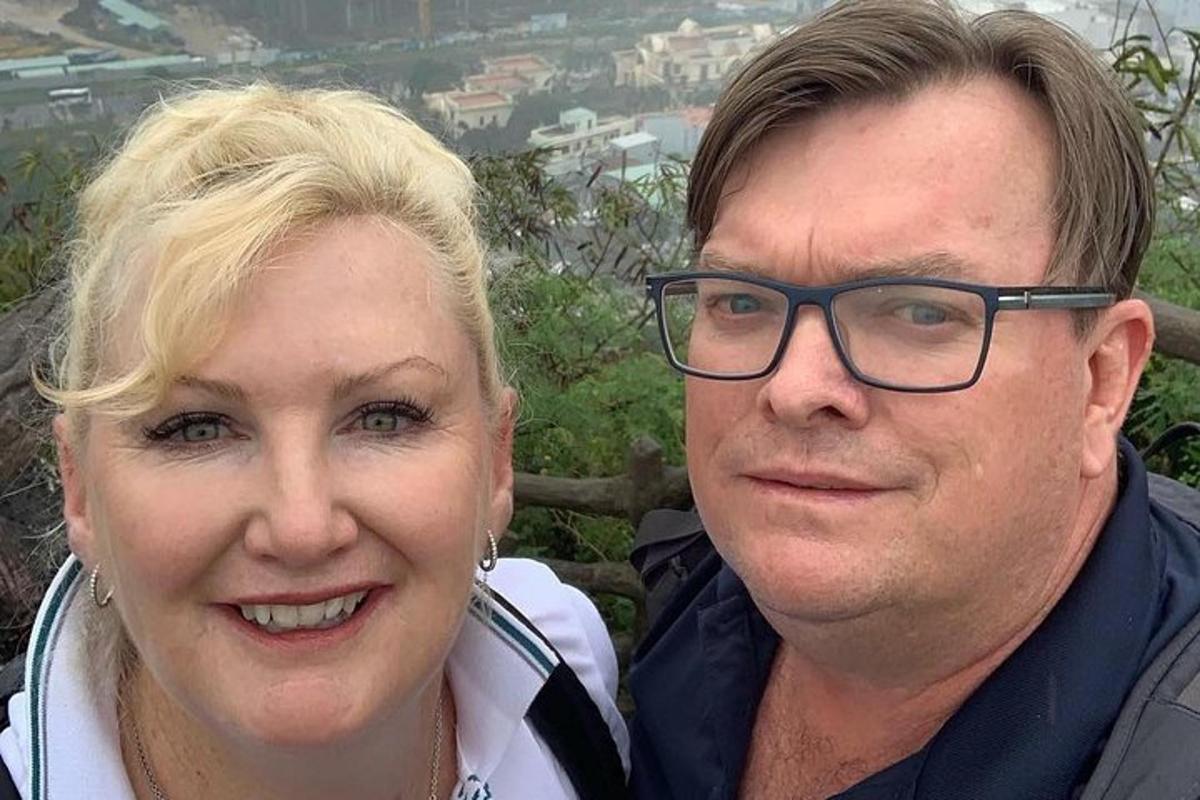 Maður og kona að pósa fyrir myndatöku