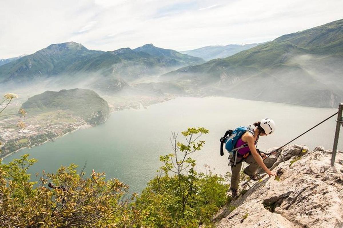 una persona con uno zaino in piedi sulla cima di una montagna