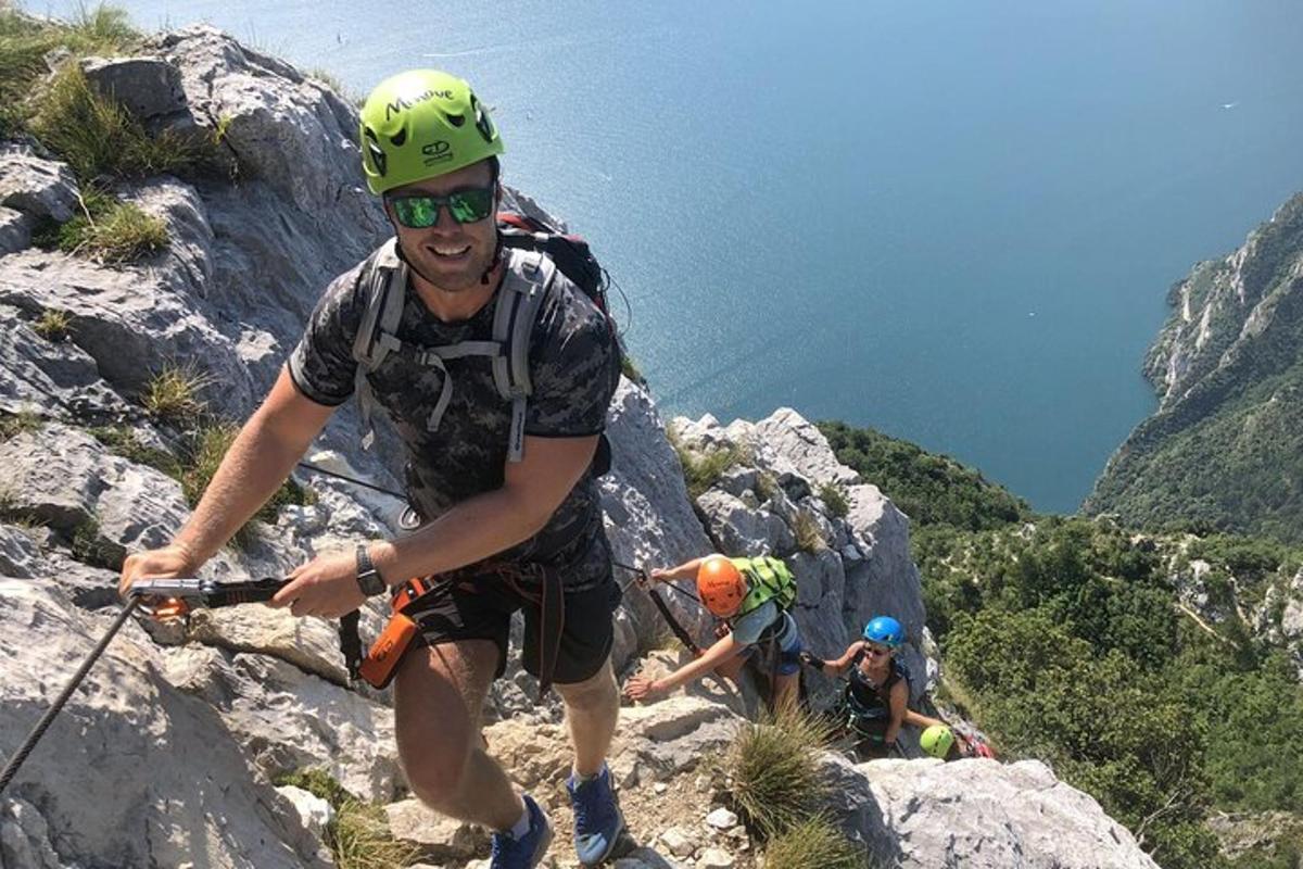 un gruppo di persone che scalano una montagna