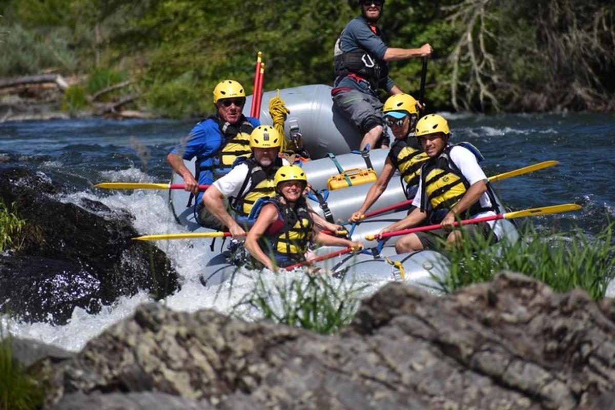 eine Gruppe von Menschen in einem Floß auf einem Fluss