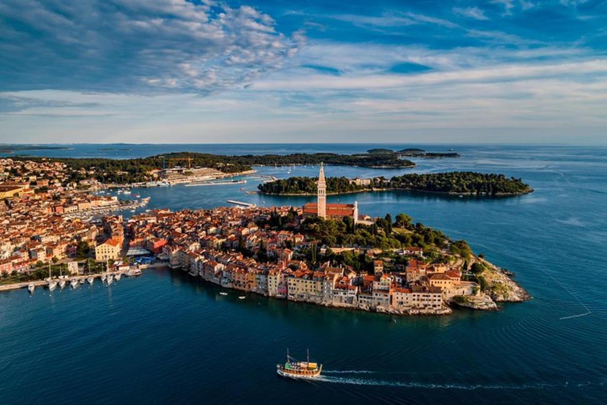 Loftmynd af lítilli eyju í vatninu