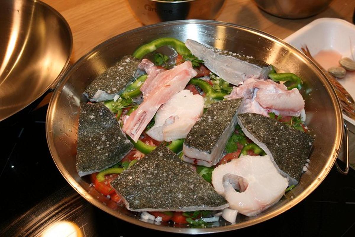 ストーブの上の肉と野菜が入ったフライパン