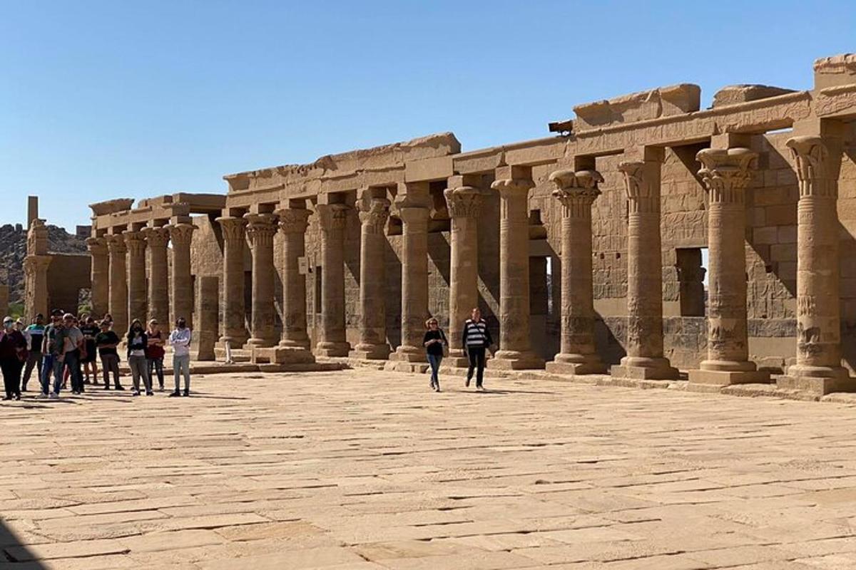 μια ομάδα ανθρώπων που περπατούν μπροστά από ένα κτίριο