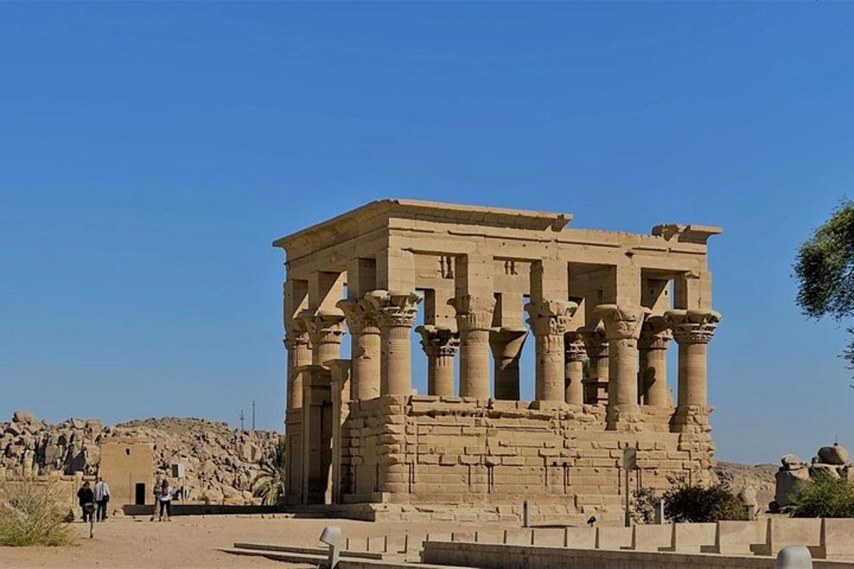 ένα κτίριο με κίονες μπροστά σε έναν λόφο