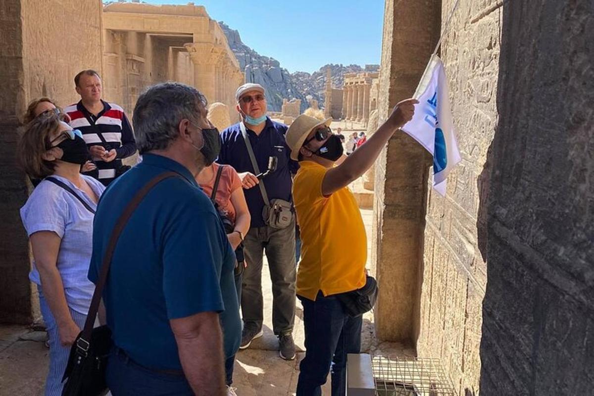 Ένας άντρας που κρατάει ψηλά μια σημαία σε ένα κτίριο