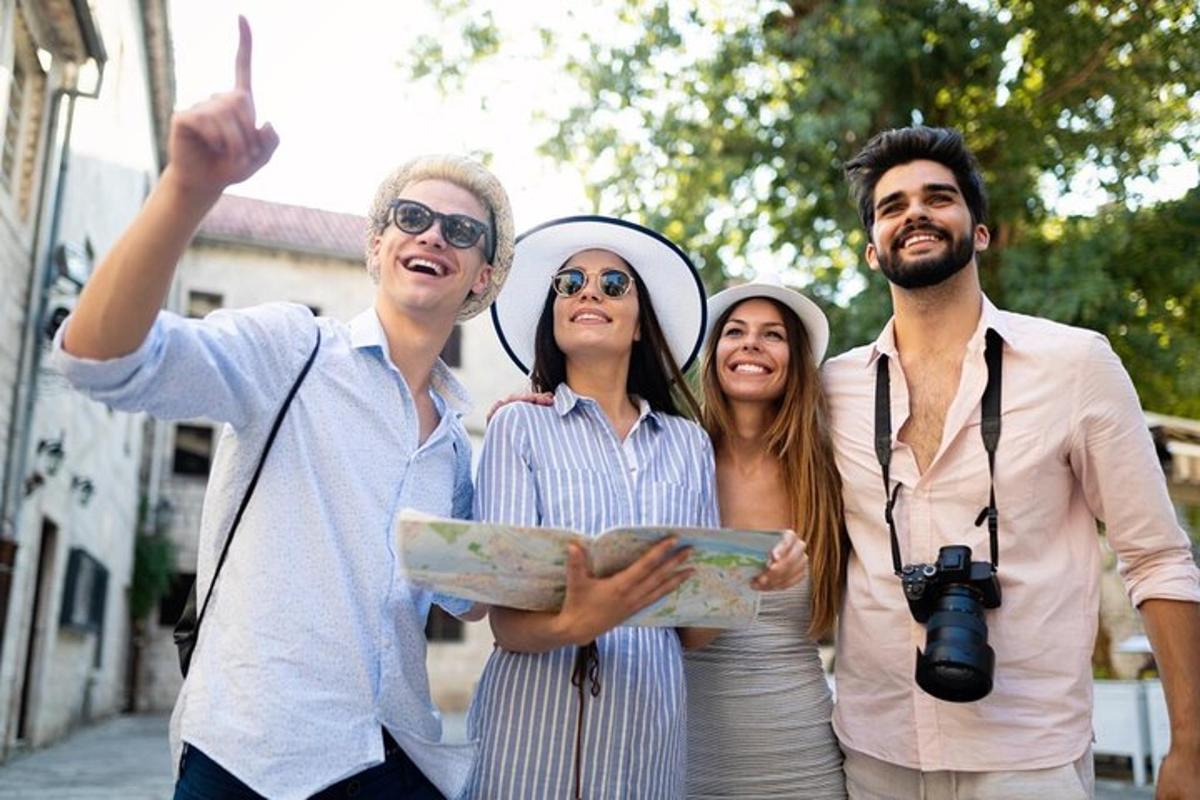 un grup de oameni care merg pe o stradă