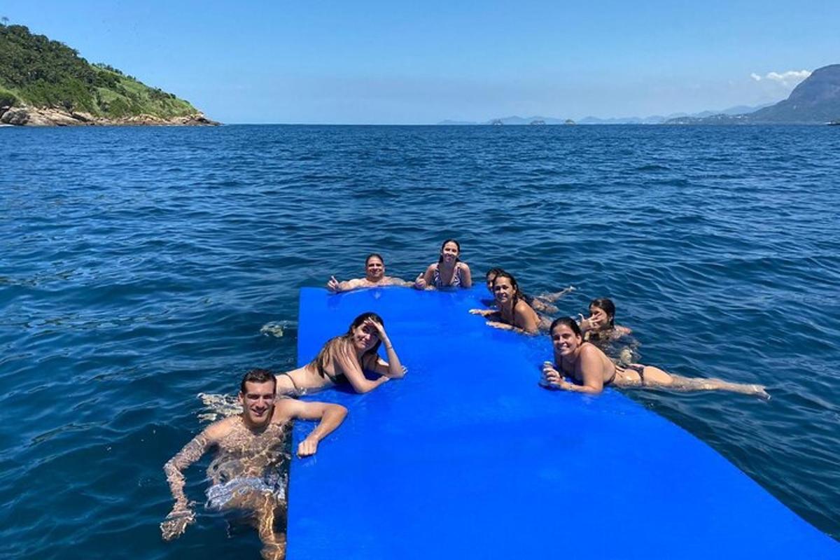 skupina lidí ležících na modré tabuli ve vodě