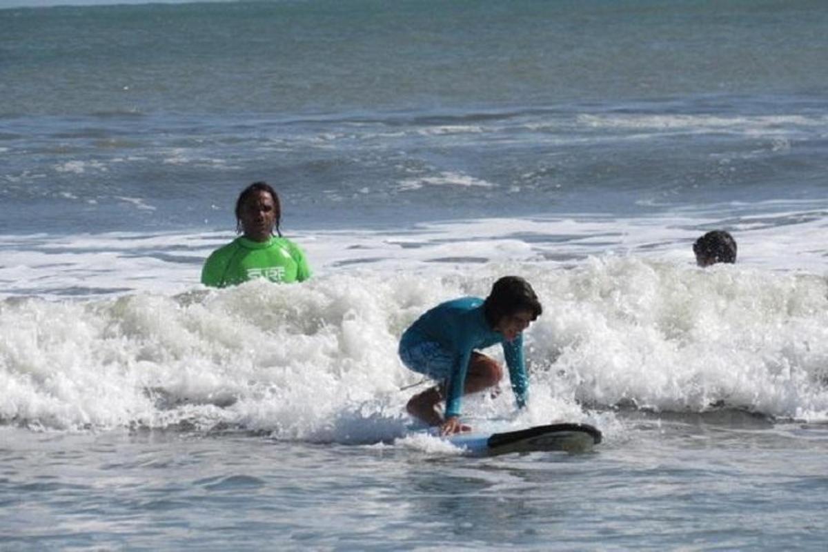 un bambino che cavalca un'onda su una tavola da surf nell'oceano