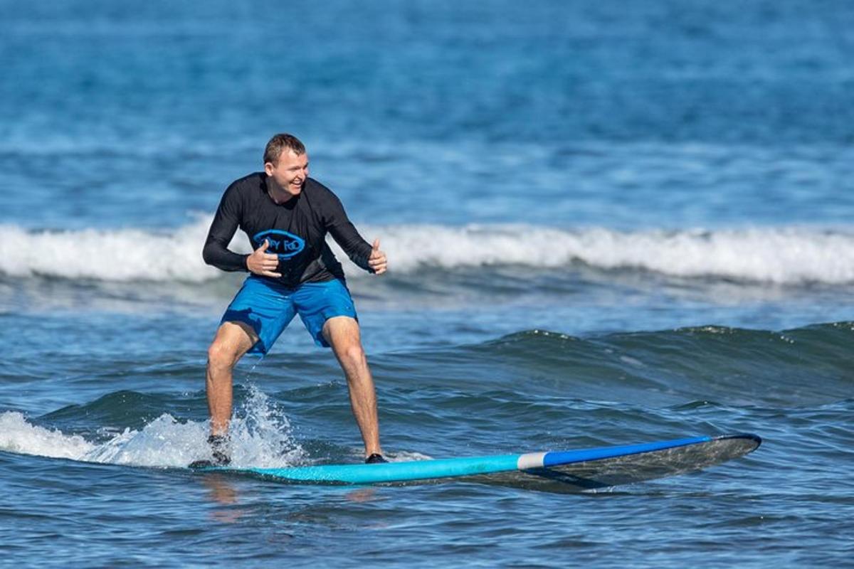 un uomo che cavalca un'onda su una tavola da surf nell'oceano