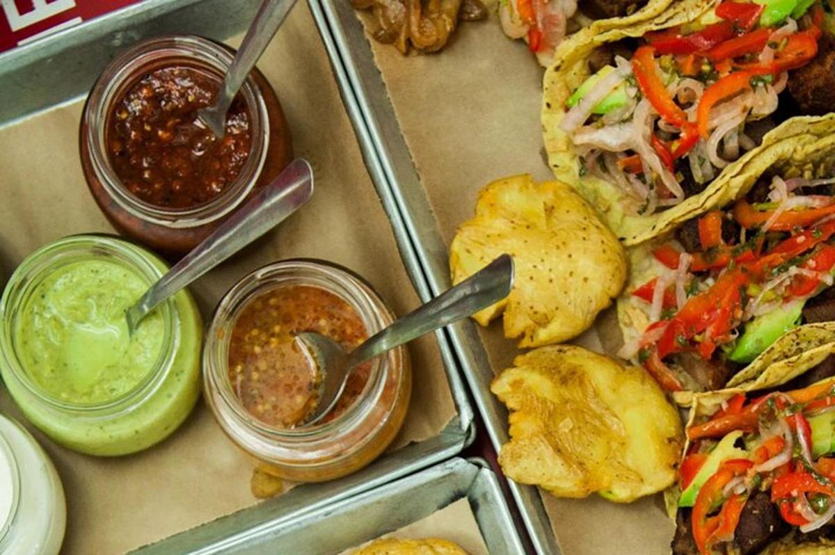 dulang makanan dengan celup dan makanan lain