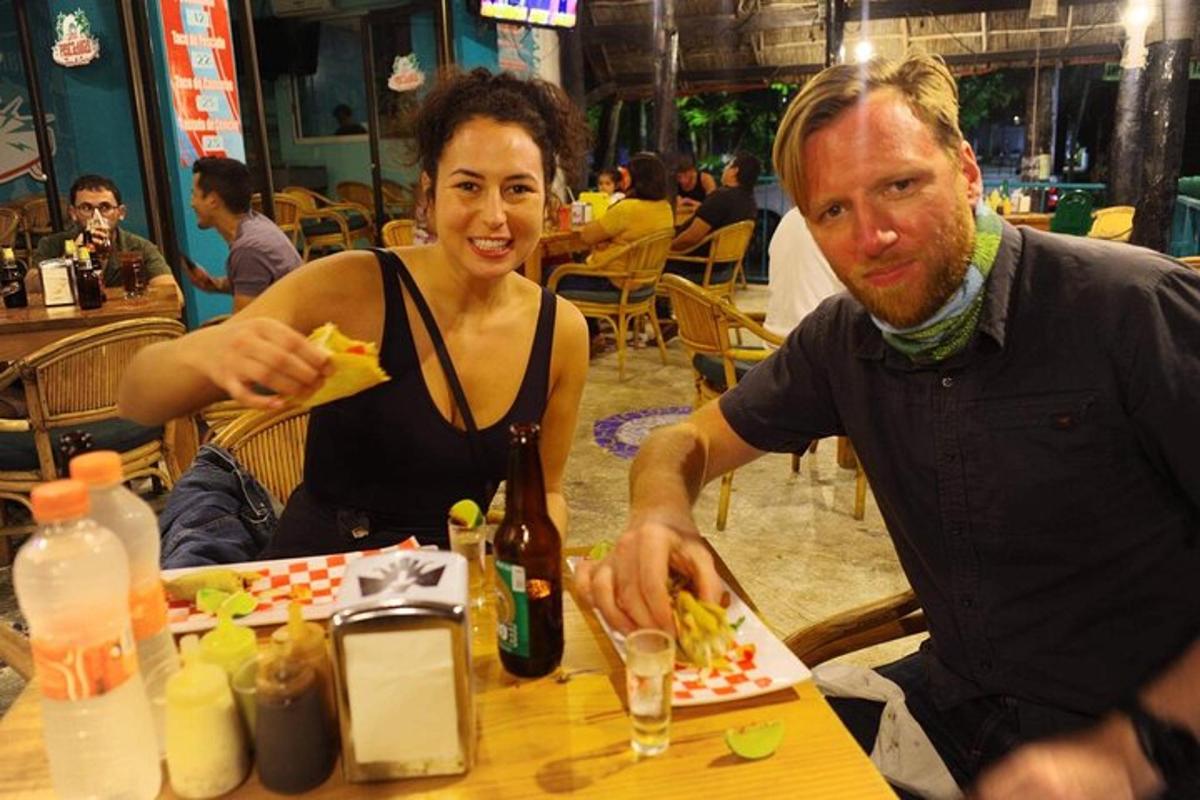 seorang lelaki dan seorang wanita duduk di meja makan makanan