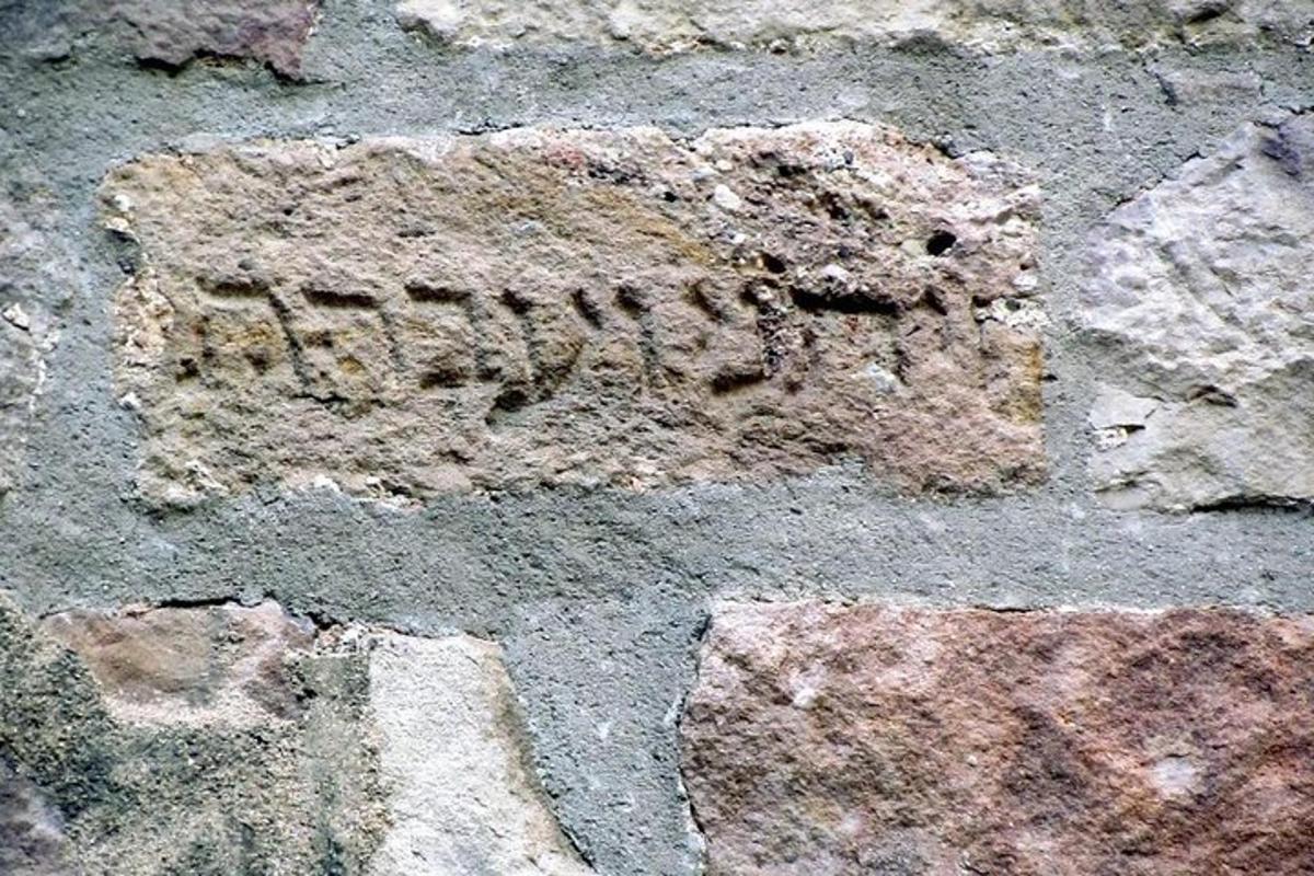 kőpadló, közepén ráccsal
