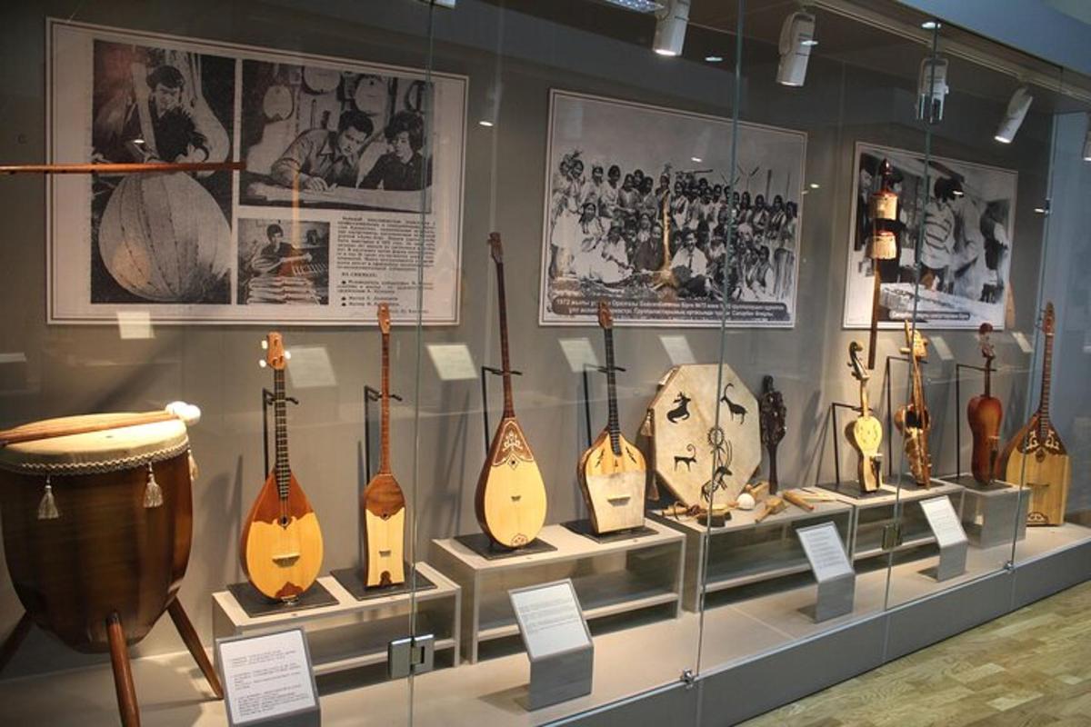 o expoziție de instrumente muzicale expuse într-un muzeu