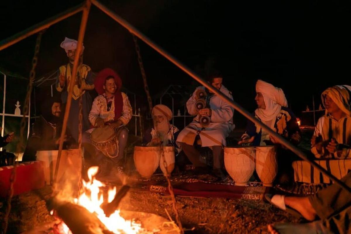 un grupo de personas sentadas alrededor de un fuego