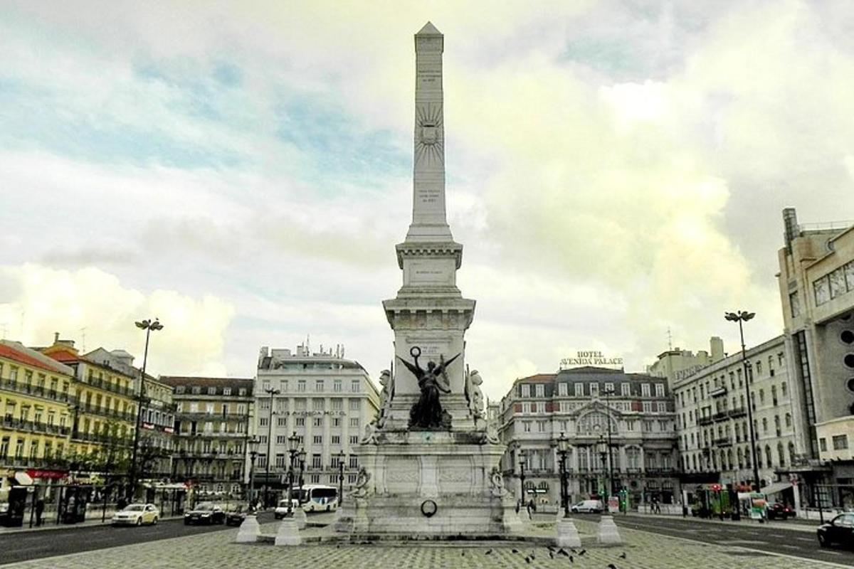 sebuah monumen di tengah kota dengan bangunan