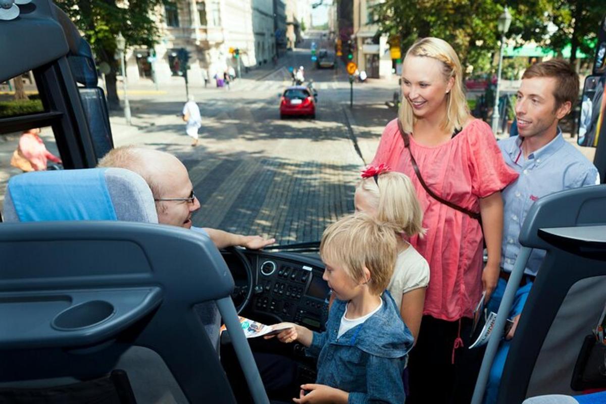 skupina lidí stojících v zadní části auta