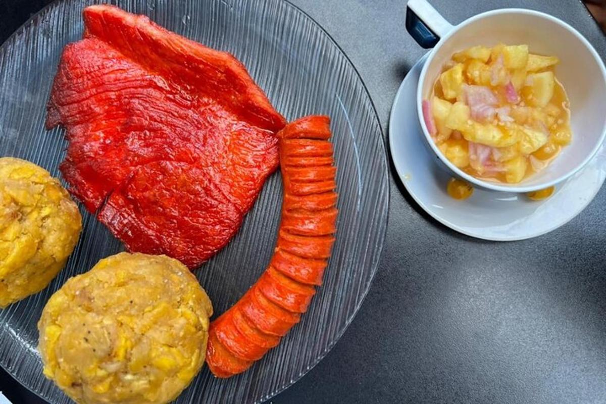 Un plato de comida con carne y un tazón de macarrones con queso.